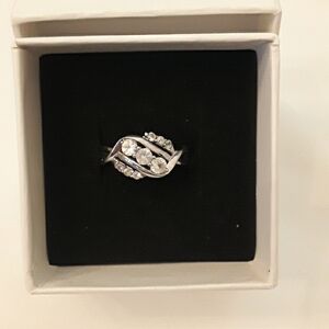White sapphire in 925 silver crossover ring